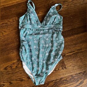 V-Neck Micro Ruffle One
Piece Maternity Swimsuit - Isabel Maternity, Size Medium